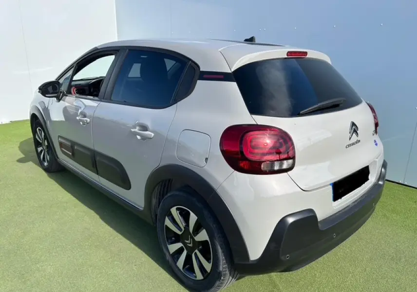 Citroën C3 1.2 PureTech 83 S&S C-Series sable métal vue 3/4 arrière droit avec détails noirs mats et vitres surteintées.