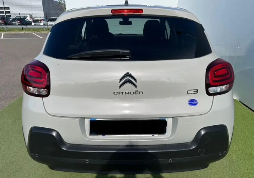 Vue arrière d'une Citroën C3 sable métallisé avec feux arrière à effet 3D et pare-chocs noir mat.
