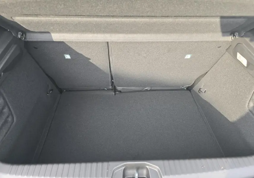 Coffre vide de Renault Clio V gris Rafale Metal vu de dessus, montrant l'espace de chargement intérieur.