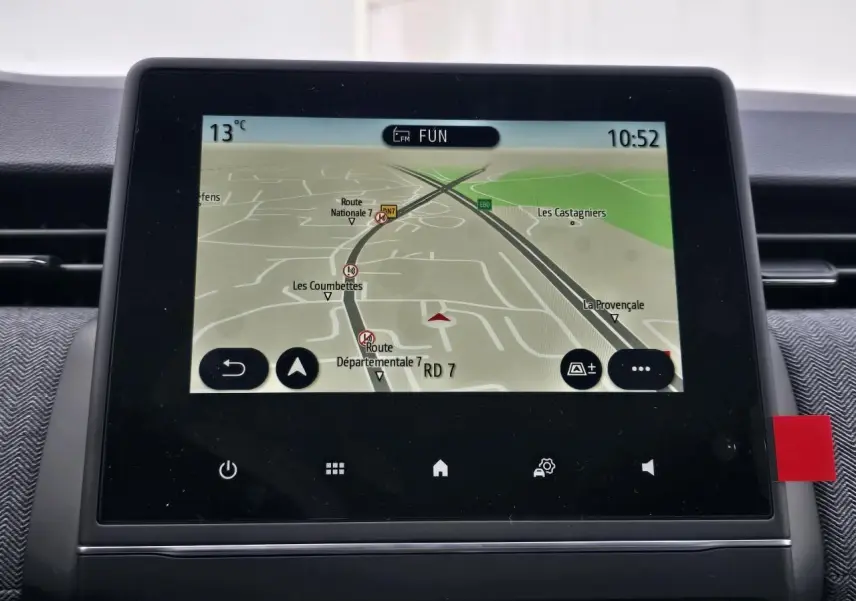 Écran tactile central du système multimédia Easy Link 7 pouces de la Renault Clio V gris Rafale, affichant la navigation GPS.