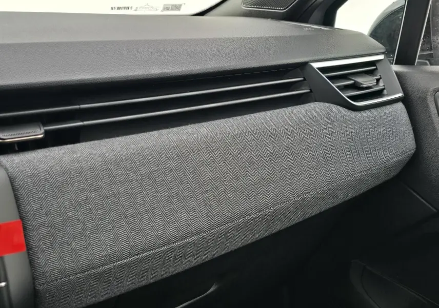 Détail de la planche de bord grise texturée côté passager de la Renault Clio V 2025, finition Pack Look.