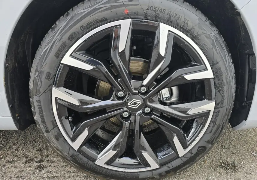 Gros plan sur la jante alliage 17 pouces noir monastella de la Renault Clio V gris Rafale métal.