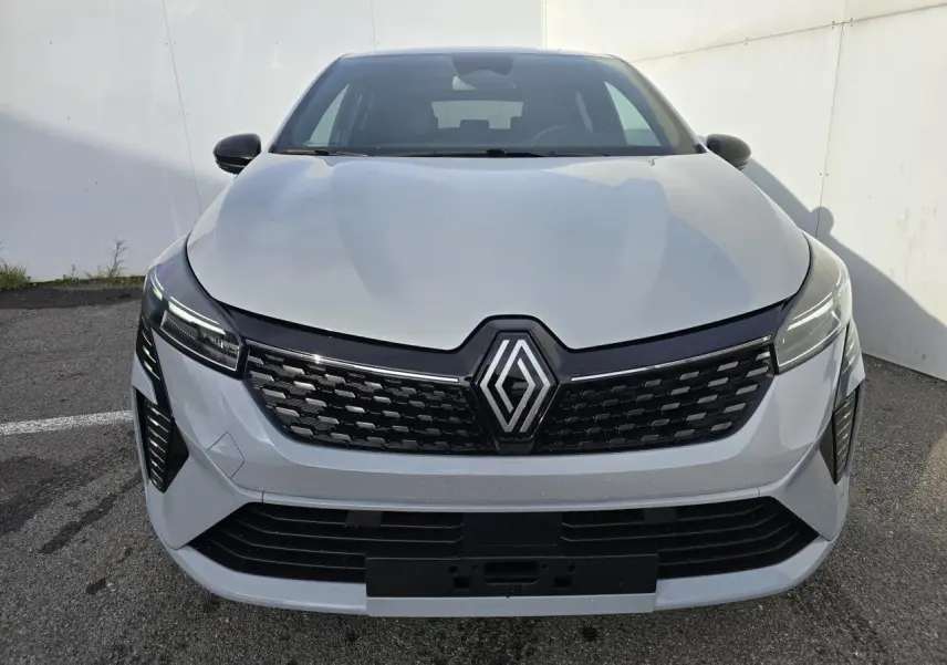 Vue frontale d'une Renault Clio 2025 gris rafale métal avec calandre noire et signature lumineuse LED en C.