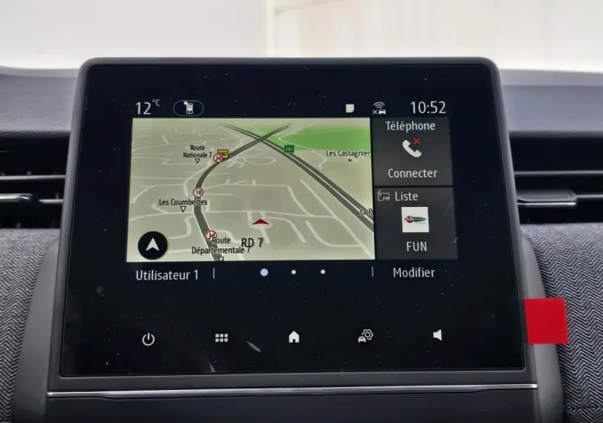 Écran tactile central de la Renault Clio V gris Rafale, affichant la navigation et les options téléphone à 10h52.