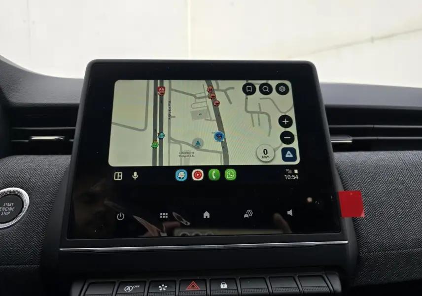 Écran tactile multimédia 7 pouces de la Renault Clio V gris Rafale, avec navigation affichée.