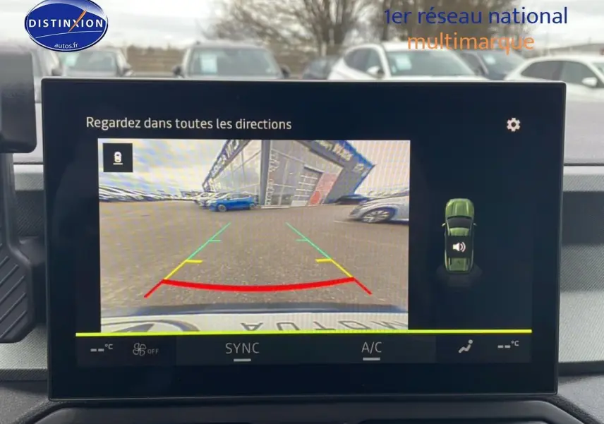 Écran de caméra de recul dans un Dacia Bigster noir, vue intérieure centrée sur l'affichage multimédia.