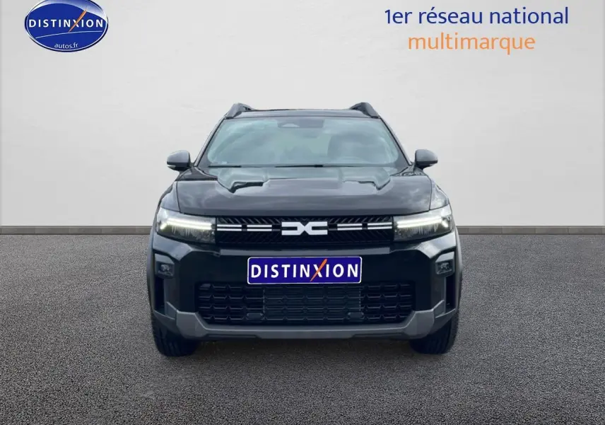 Vue avant du Dacia Bigster noir 2025 avec phares LED et calandre marquée du logo DC.