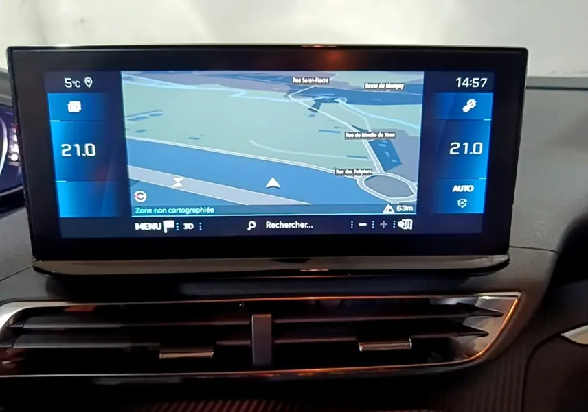 Écran tactile central affichant la navigation 3D sur le tableau de bord du Peugeot 5008 noir, version 2021.
