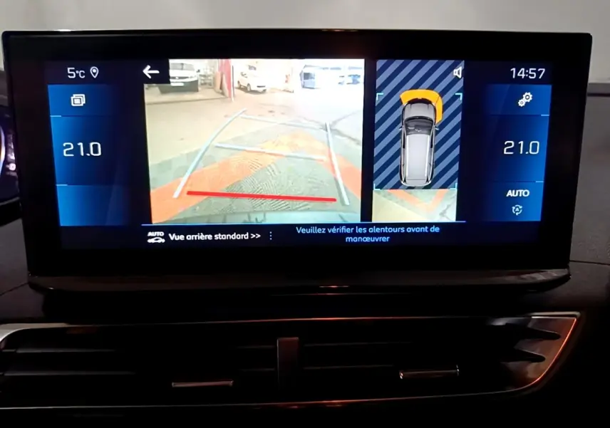 Écran tactile intérieur du Peugeot 5008 noir 2021 affichant la caméra de recul et l’aide au stationnement arrière.