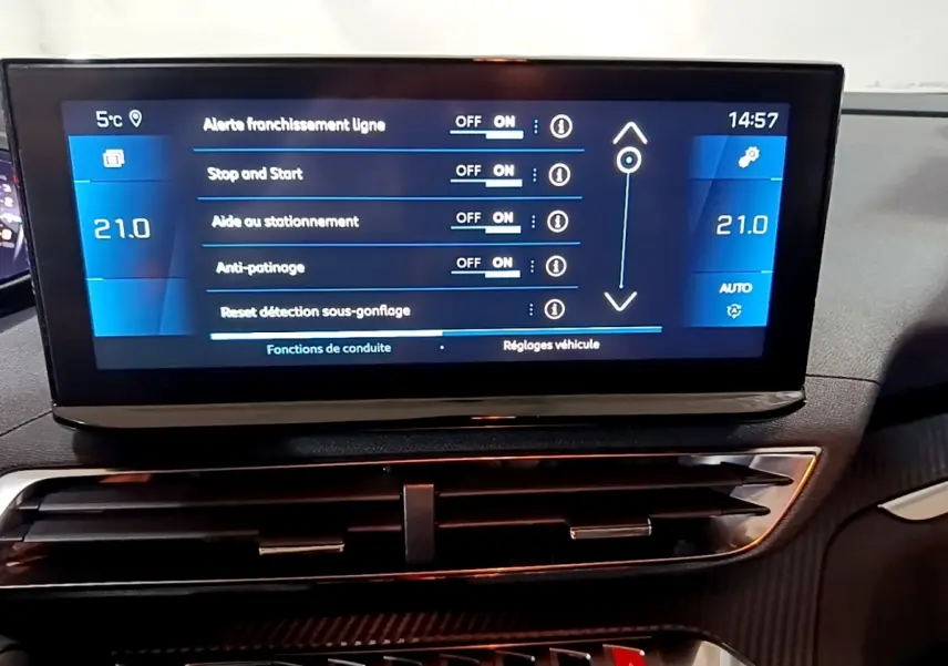 Écran tactile central du tableau de bord du Peugeot 5008 noir, affichant les réglages d’aides à la conduite.