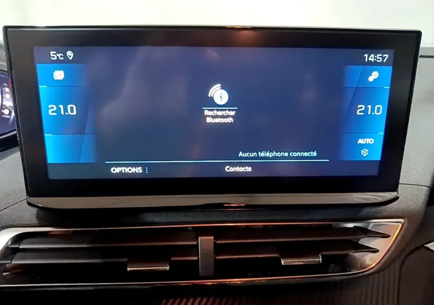 Écran tactile central affichant la recherche Bluetooth dans l’habitacle du Peugeot 5008 noir, vue de face.