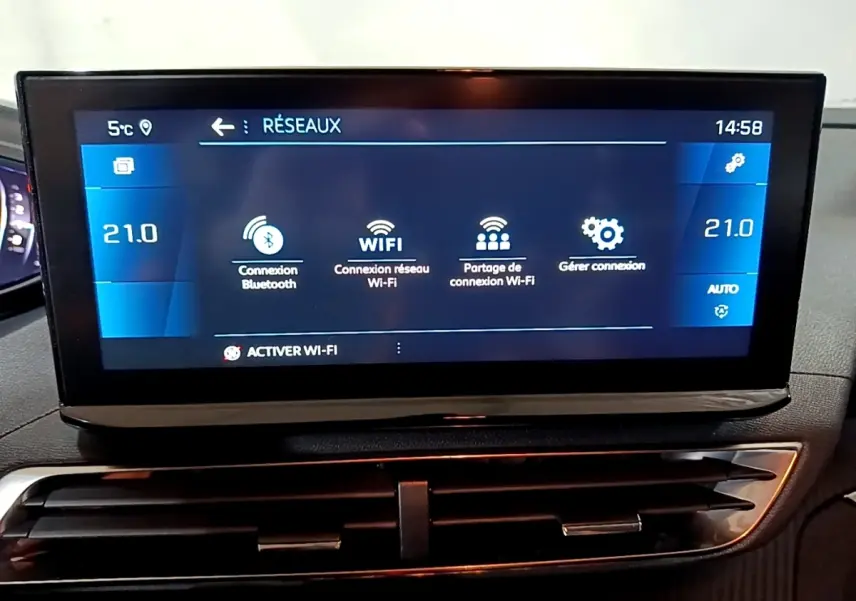 Écran tactile central du tableau de bord du Peugeot 5008 noir, affichant les options de connexion Wi-Fi et Bluetooth.
