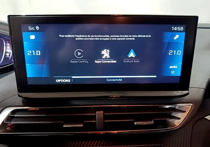 Écran tactile central du tableau de bord du Peugeot 5008 noir, affichant Apple CarPlay et Android Auto.