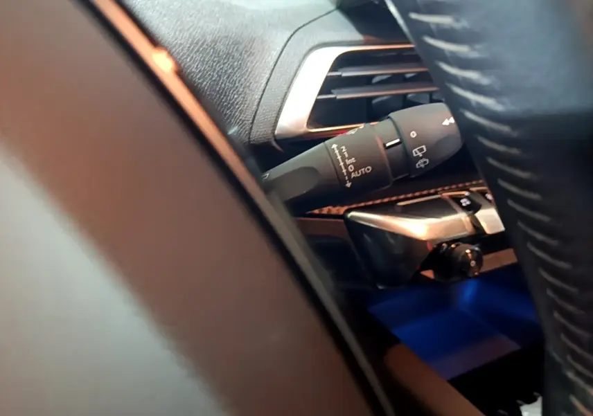 Détail intérieur du Peugeot 5008 noir 2021 montrant la commande d’essuie-glace côté gauche près du volant cuir.
