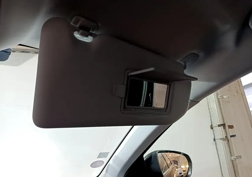 Vue intérieure du pare-soleil côté conducteur avec miroir intégré et rétroviseur extérieur droit visible sur Peugeot 5008 noir.