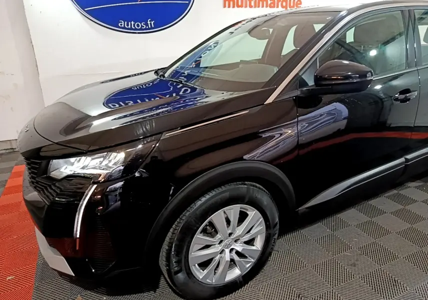 Peugeot 5008 noir vue 3/4 avant droit, mettant en valeur les phares LED et la calandre distinctive.