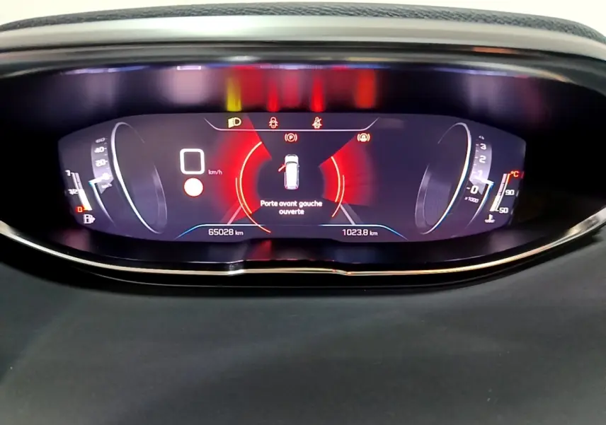 Affichage numérique du tableau de bord du Peugeot 5008 noir, indiquant porte avant gauche ouverte et compteur kilométrique.