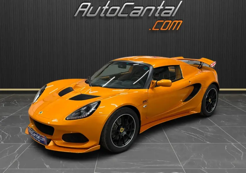 Lotus Elise 3 Cup 250 orange vue 3/4 avant droit, jantes noires satinées et aileron arrière avec drapeau britannique.