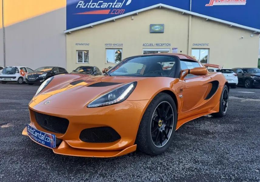 Lotus Elise 3 Cup 250 orange vue 3/4 avant droit, jantes noires satinées et phares LED intégrés visibles.