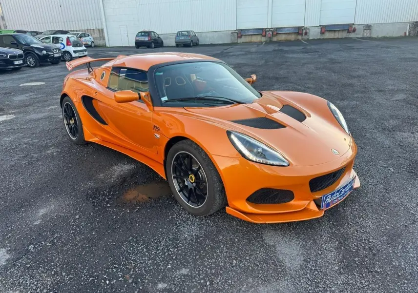 Lotus Elise 3 Cup 250 orange vue 3/4 avant droit, jantes noires satinées et prises d'air noires sur capot.