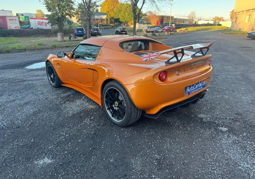 Lotus Elise 3 Cup 250 orange vue 3/4 arrière droit, avec aileron arrière et jantes noires satinées.