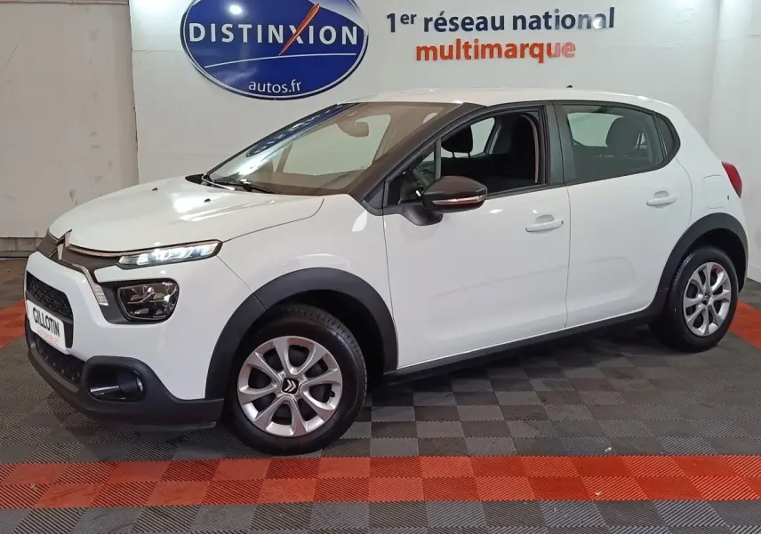 Vue 3/4 avant droite d'une Citroën C3 blanche de 2020, avec jantes alliage et détails noirs contrastants.
