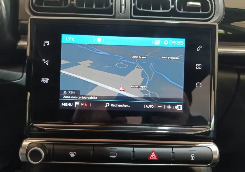 Écran tactile central du tableau de bord de la Citroën C3 blanc, affichant la navigation avec carte 3D.