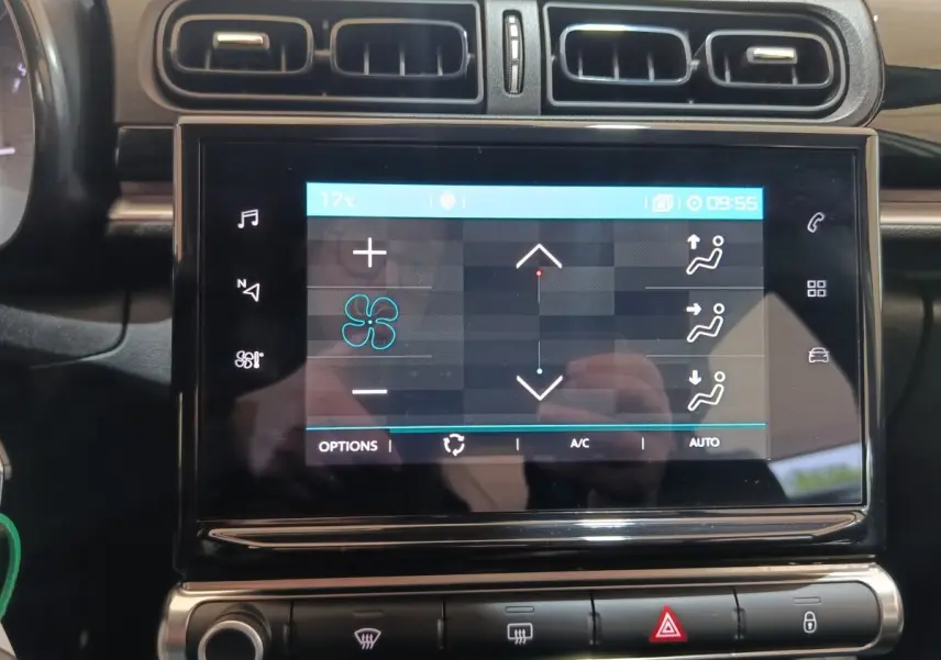 Écran tactile central de la Citroën C3 2020 affichant les réglages de climatisation, entouré de commandes noires.
