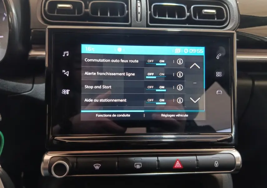 Écran tactile central de la Citroën C3 blanc 2020 affichant les réglages d’aides à la conduite.
