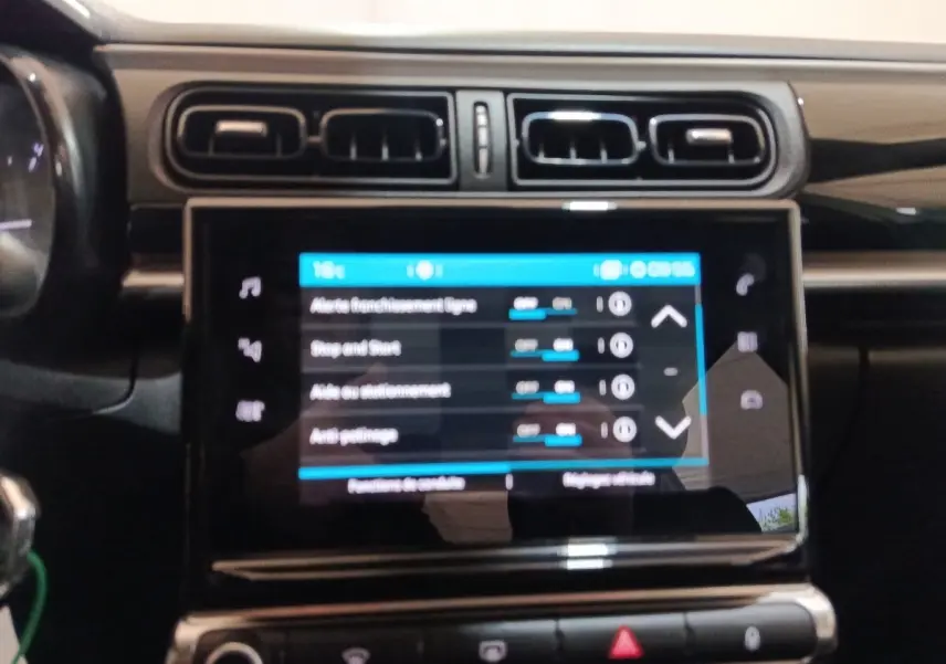 Vue rapprochée de l’écran tactile central et des aérateurs du tableau de bord d’une Citroën C3 blanche de 2020.