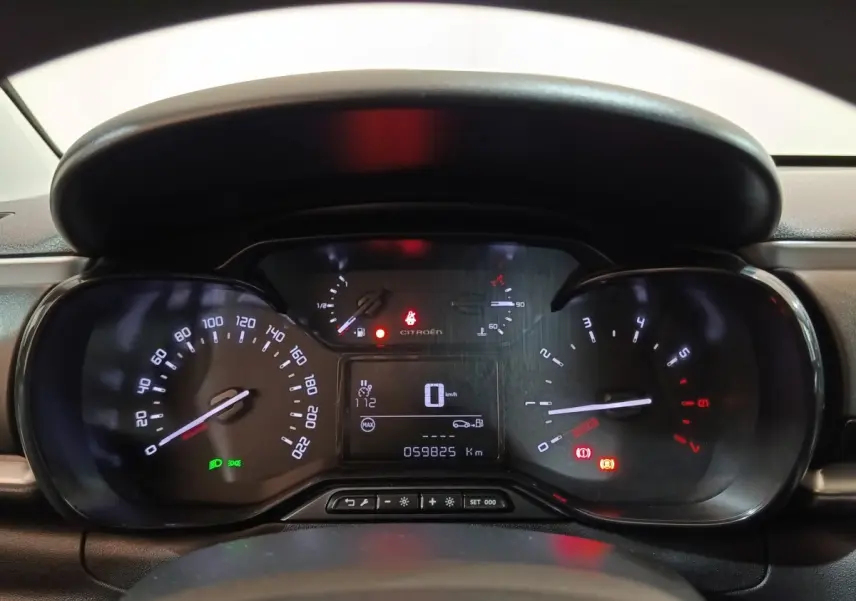 Vue rapprochée du tableau de bord numérique et analogique de la Citroën C3, affichant la vitesse à 0 km/h.