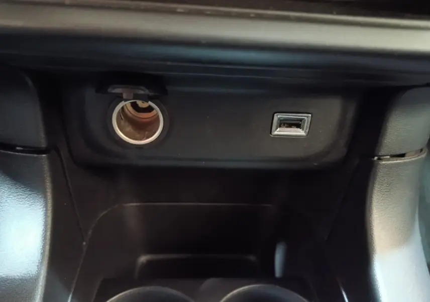 Prise 12V et port USB en gros plan dans l’habitacle noir d’une Citroën C3 blanche, version Feel Business 2020.