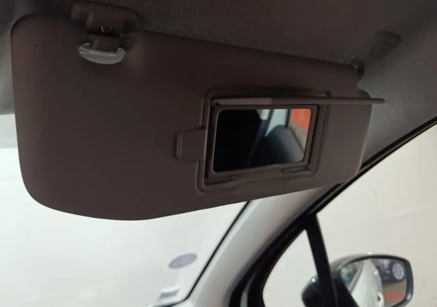 Détail du pare-soleil côté conducteur avec miroir intégré, vue intérieure de la Citroën C3 blanche.