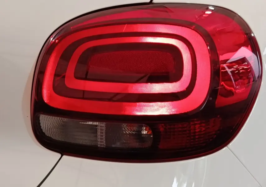 Gros plan sur le feu arrière droit rouge d'une Citroën C3 blanche, version PureTech 83 S&S BVM Feel Business 2020.