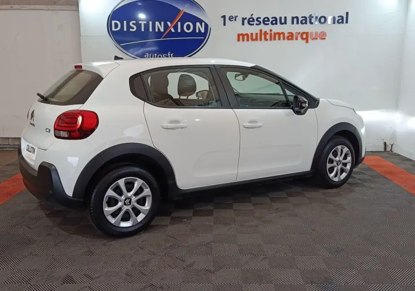 Vue 3/4 arrière droite d'une Citroën C3 blanche de 2020, avec jantes alliage et feux arrière distinctifs.