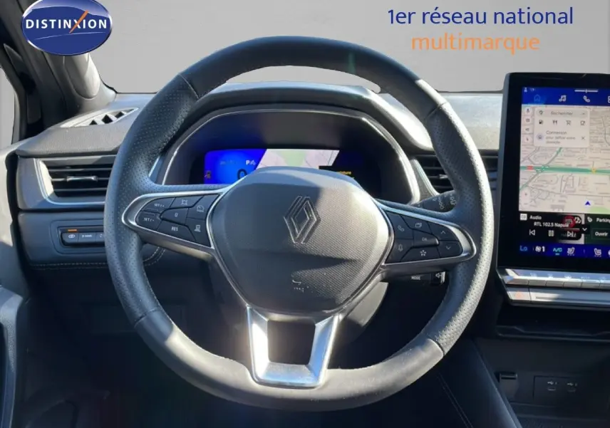 Vue rapprochée du volant noir étoile métal de la Renault Symbioz 2025 avec tableau de bord numérique et écran tactile.