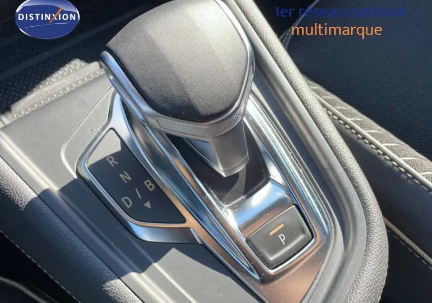 Le levier de vitesses automatique noir et chrome du Renault Symbioz 2025 en gros plan intérieur.