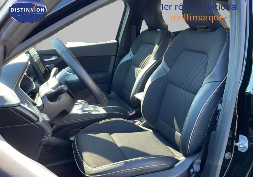 Vue intérieure côté conducteur du Renault Symbioz 2025 noir étoile métal, sièges tissu et cuir avec surpiqûres blanches.