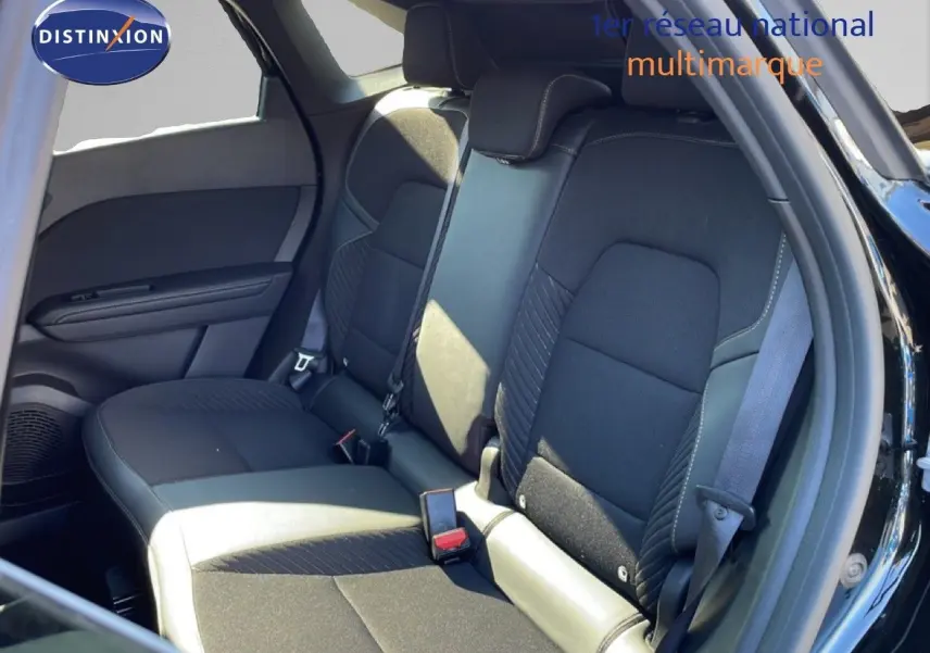 Vue intérieure sur les sièges arrière noirs étoile métal du Renault Symbioz 2025, avec ceinture de sécurité visible côté droit.