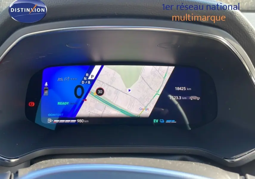 Vue rapprochée du tableau de bord numérique noir du Renault Symbioz 2025 affichant la navigation et l'autonomie.