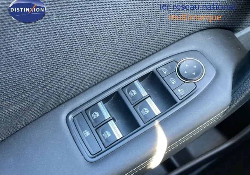 Détail des commandes de lève-vitres et rétroviseurs côté gauche intérieur d’une Renault Symbioz noire étoile métal 2025.