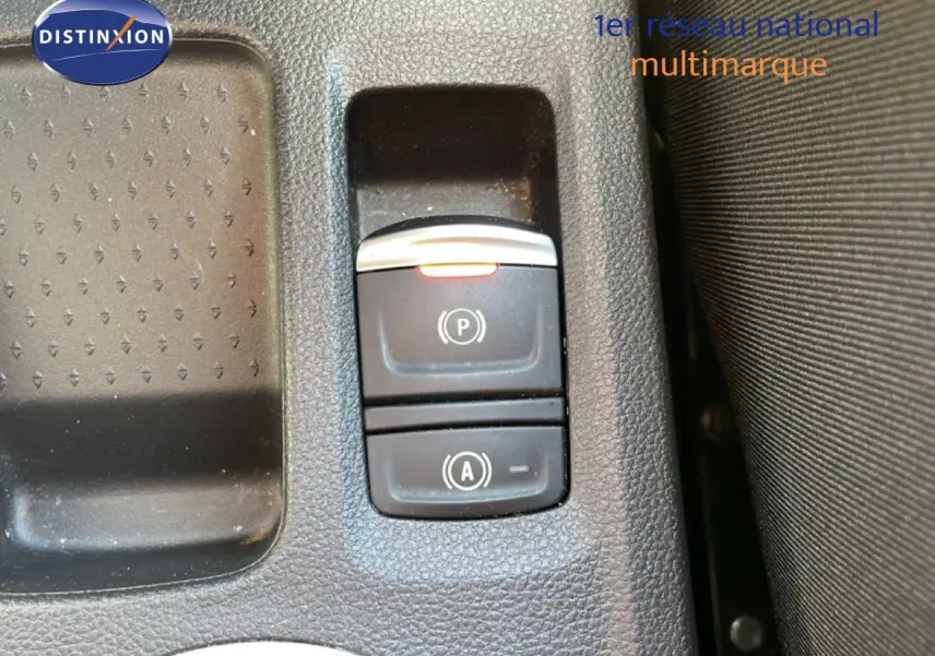 Gros plan sur les commandes de frein à main électronique et auto hold dans l'habitacle du Renault Symbioz noir étoile métal.