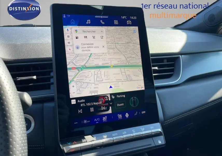Vue intérieure centrée sur l'écran tactile vertical du tableau de bord du Renault Symbioz noir étoile métal 2025.