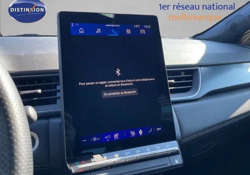 Vue intérieure centrée sur l’écran tactile vertical du tableau de bord du Renault Symbioz noir étoile métal, avec volant partiel visible.
