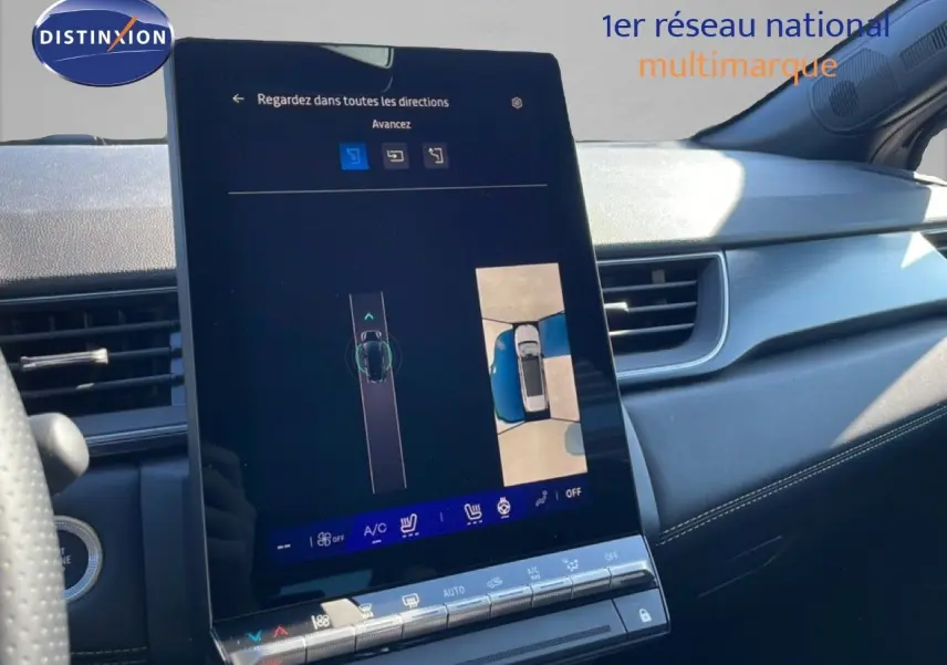 Vue intérieure du tableau de bord du Renault Symbioz 2025 noir étoile métal, avec écran tactile central affichant la caméra 360° et commandes climatiques.