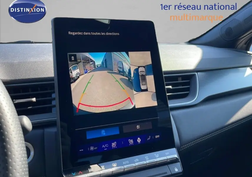 Vue rapprochée de l’écran central tactile affichant la caméra de recul dans l’habitacle noir du Renault Symbioz 2025.
