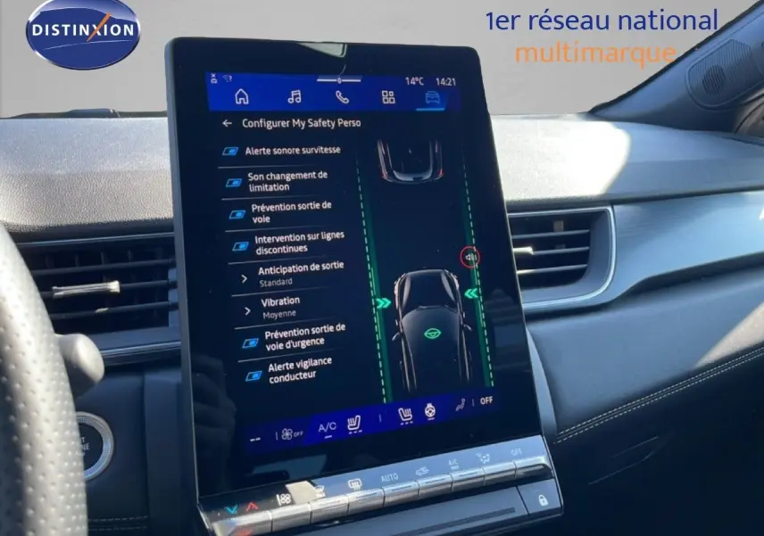 Vue rapprochée de l’écran tactile central du Renault Symbioz noir étoile métal, affichant les aides à la conduite.