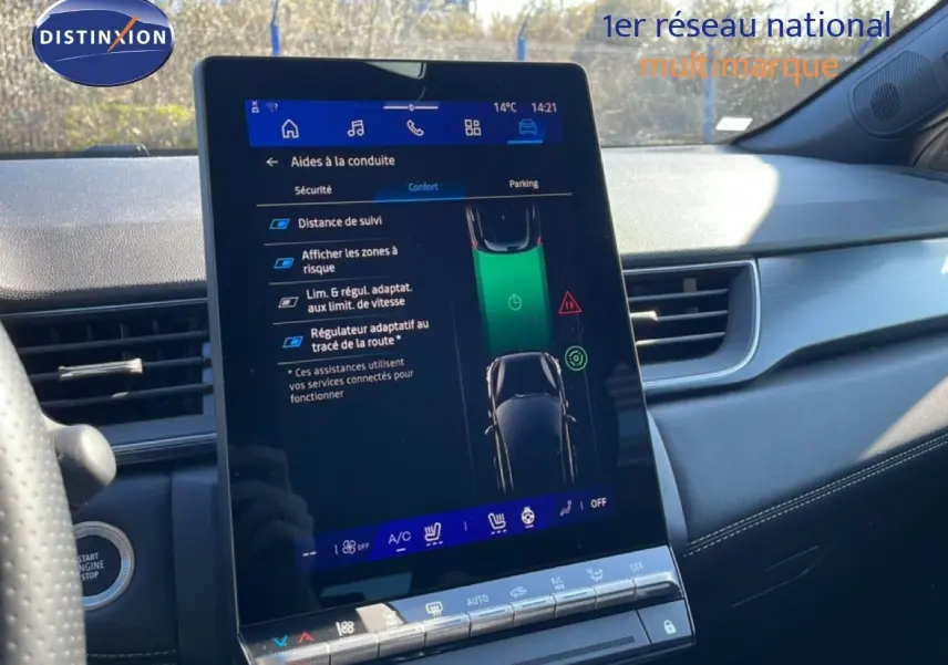 Vue intérieure du tableau de bord du Renault Symbioz 2025 noir étoile métal, avec écran tactile central affichant les aides à la conduite.