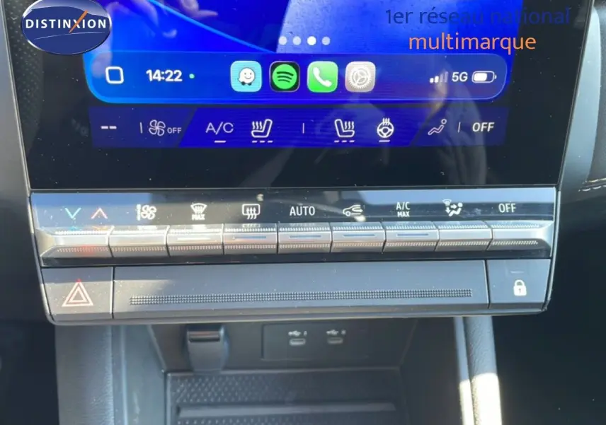 Gros plan sur la console centrale noire étoile métal du Renault Symbioz 2025, avec écran tactile et commandes climatisation.