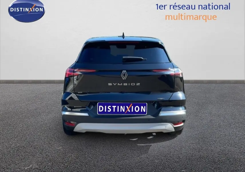 Vue arrière du Renault Symbioz noir étoile métal 2025, soulignant ses feux arrière fins et son logo central lumineux.